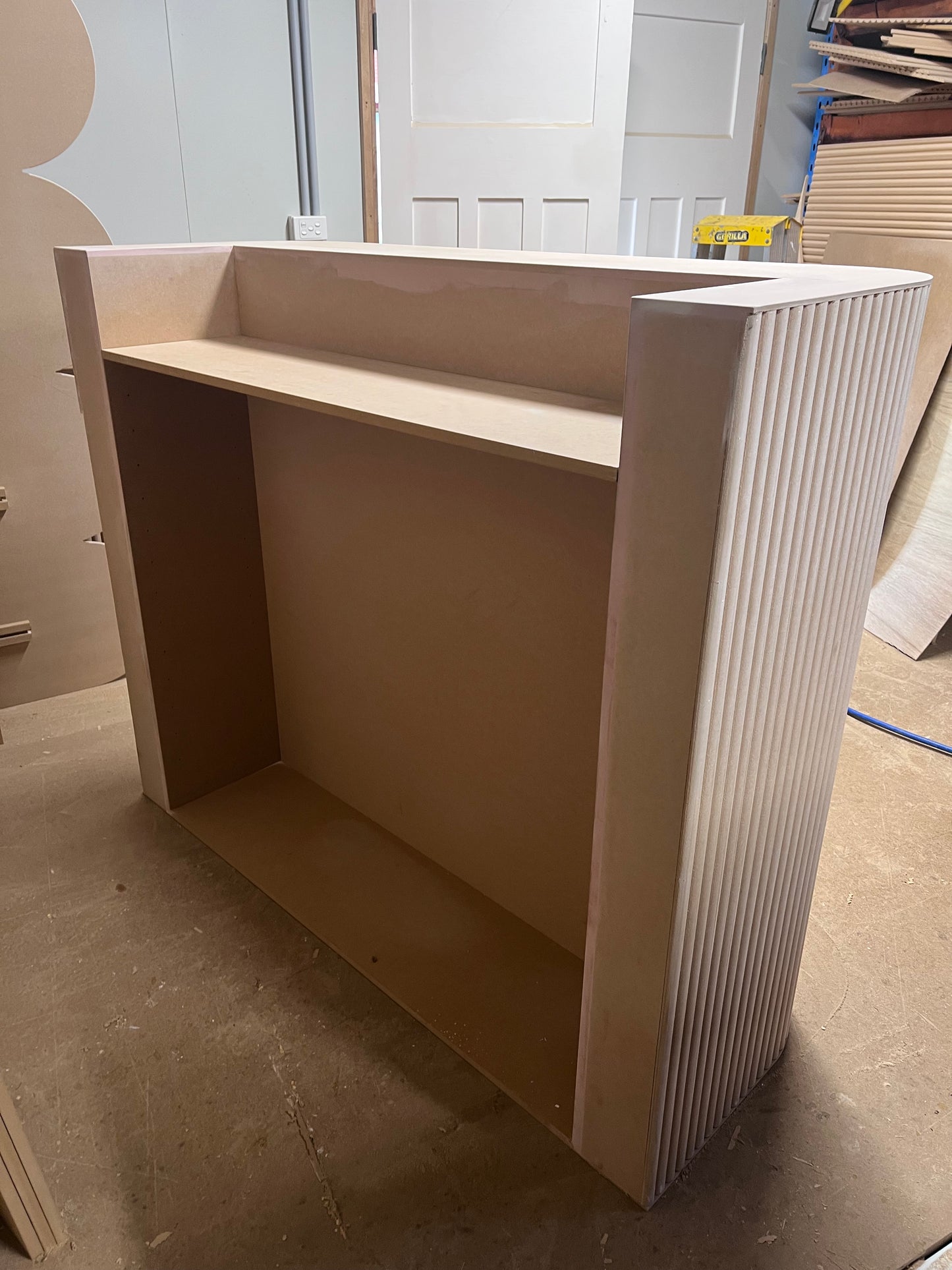 Counter with ripple paneling curve - 1.5m wide