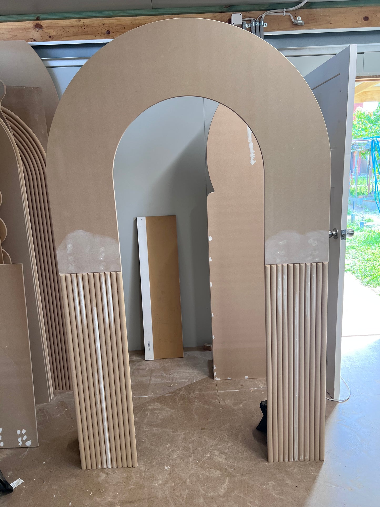 Hollow Plain Arch Top With Ripple Legs