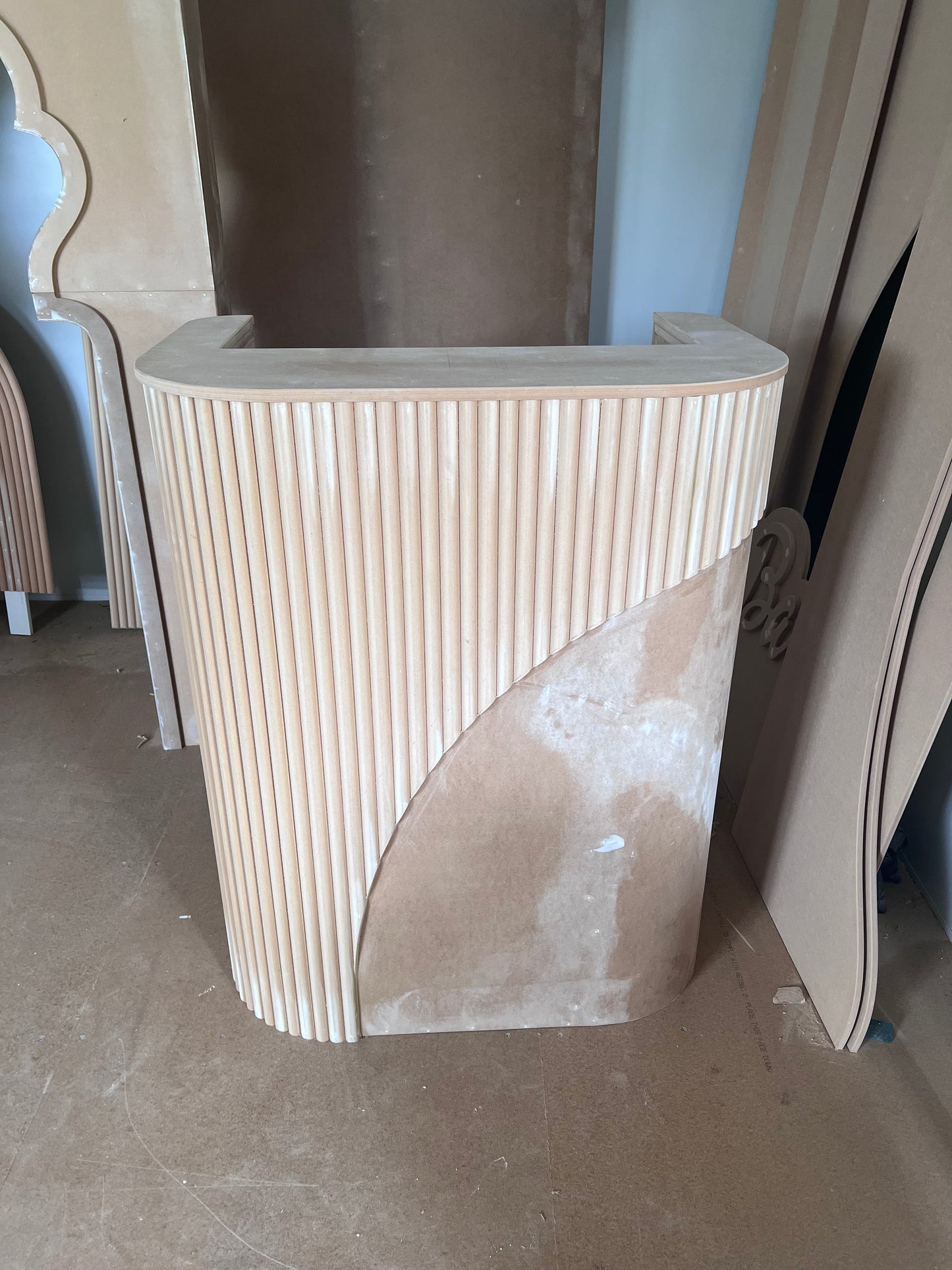 Counter with ripple paneling curve - 0.9m wide