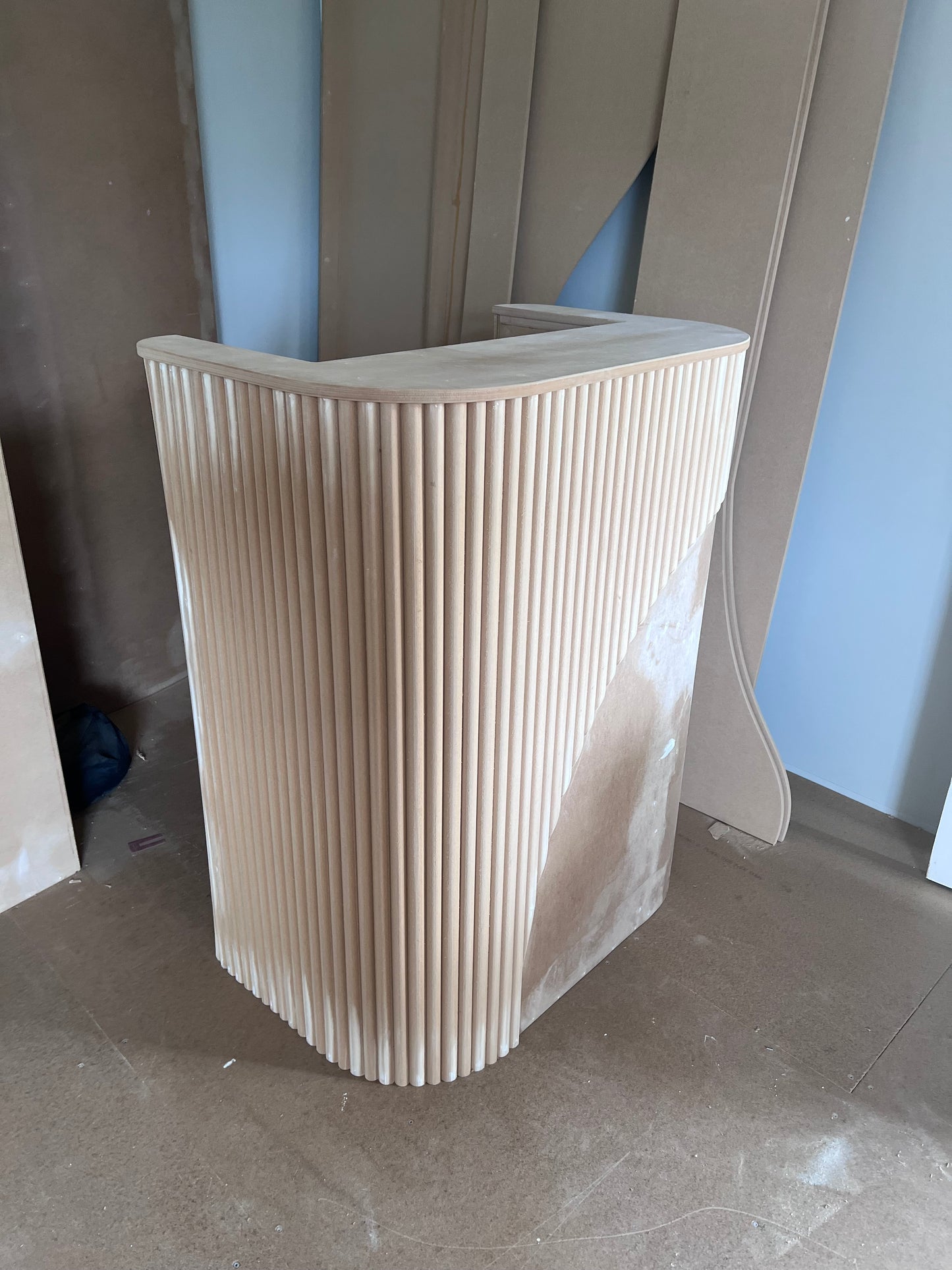 Counter with ripple paneling curve - 0.9m wide