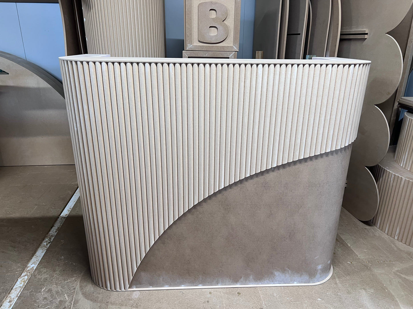 Counter with ripple paneling curve - 1.5m wide