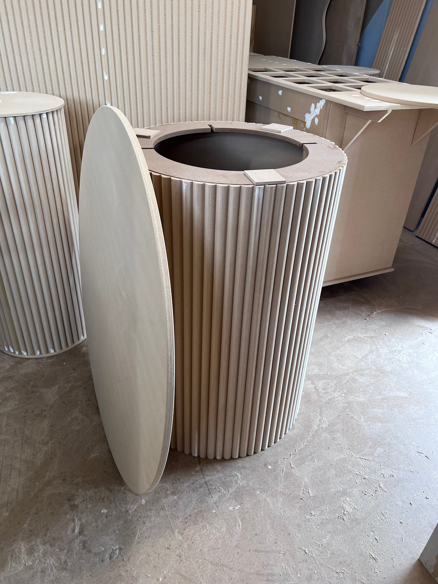 Ripple cake table with removable topper