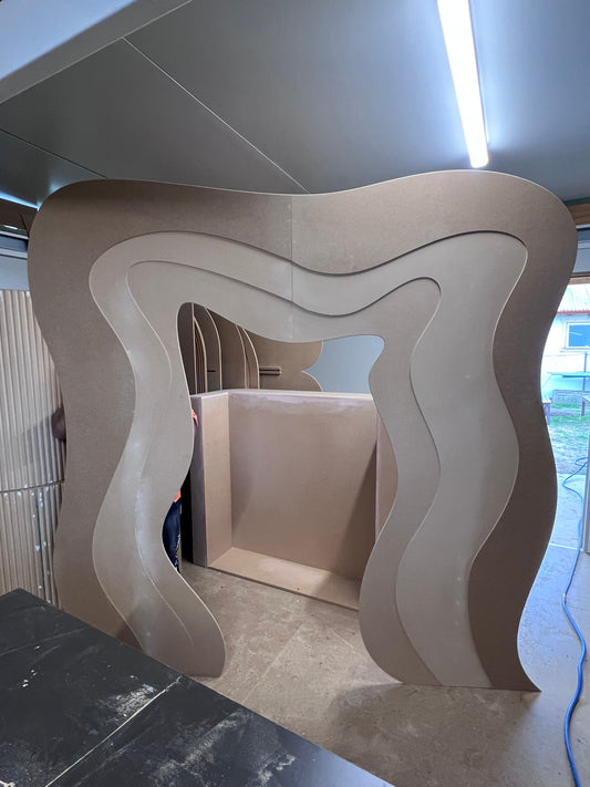 Wavy levelled backdrop